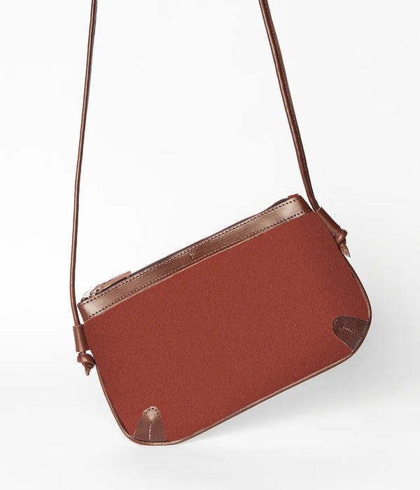 Shoulder strap clutch